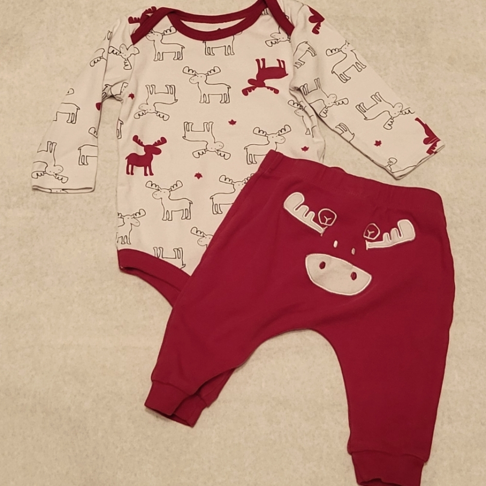 Canadiana Moose print long sleeved onesie/bodysuit with matching joggers/pants.